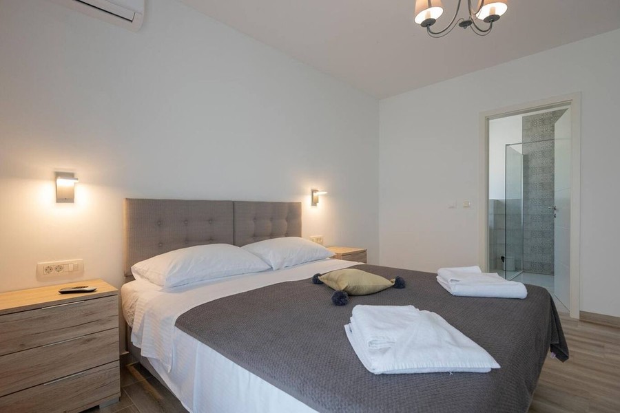 Schlafzimmer mit Doppelbett
