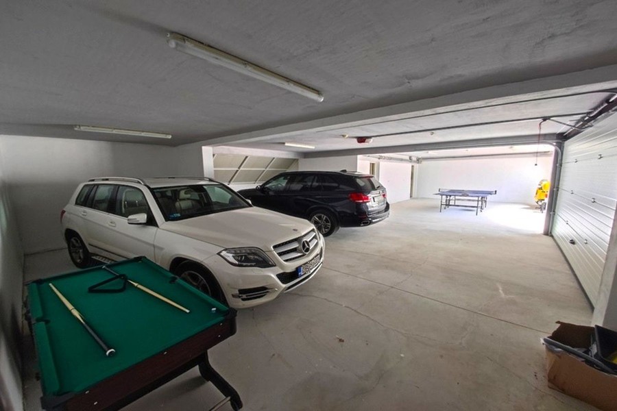Garage mit Platz für mehrere Autos