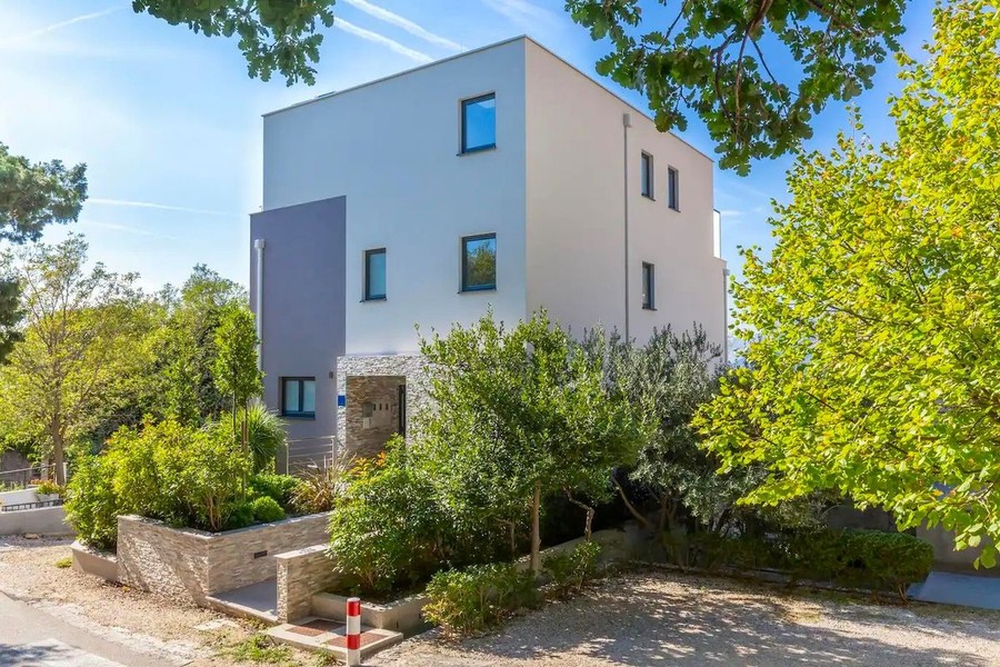 Moderne Villa am Hang mit Garten