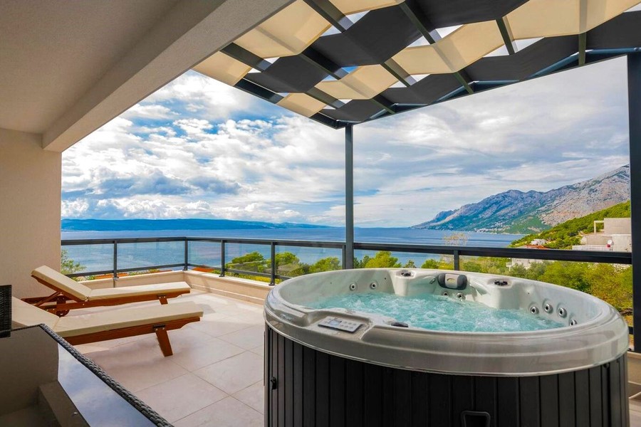 Whirlpool auf der überdachten Terrasse mit Meerblick