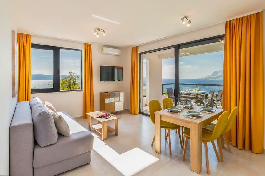 Wohnbereich der oberen Wohnung mit Meerblick
