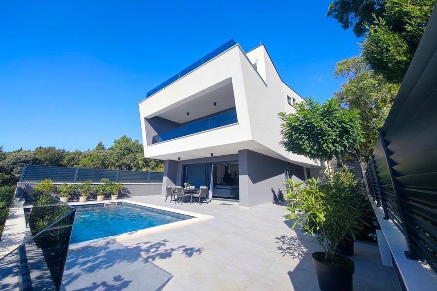 Moderne Villa mit Pool und Sonnenterrasse