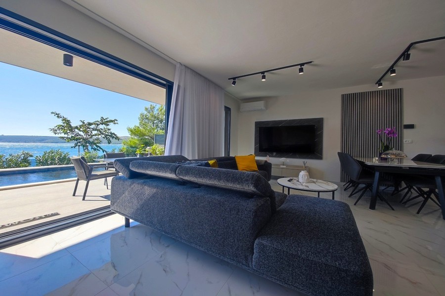 Wohnzimmer mit Ecksofa und Blick auf das Meer