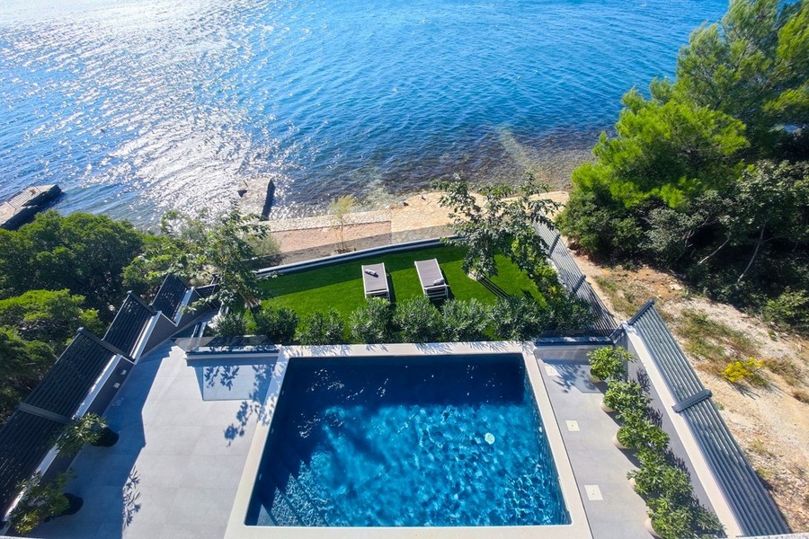 Villa am Meer mit Pool in Posedarje