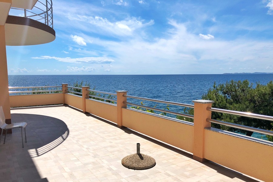 Große Terrasse mit Meerblick