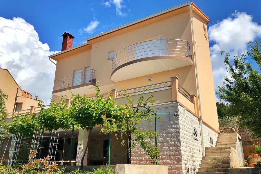 Haus mit rundem Balkon und Außentreppe