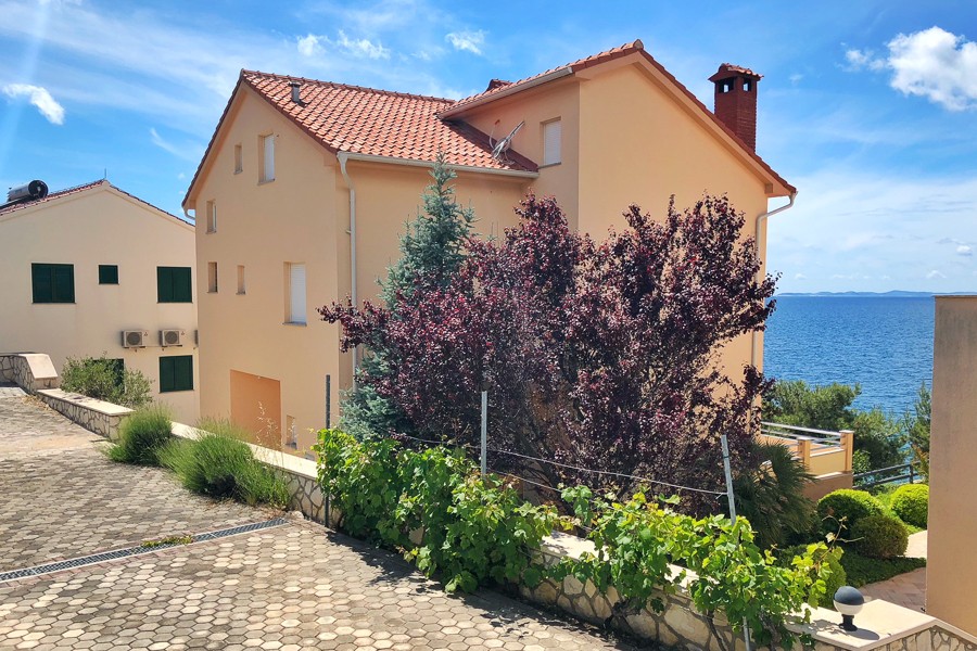 Haus mit Garten und gepflastertem Hof