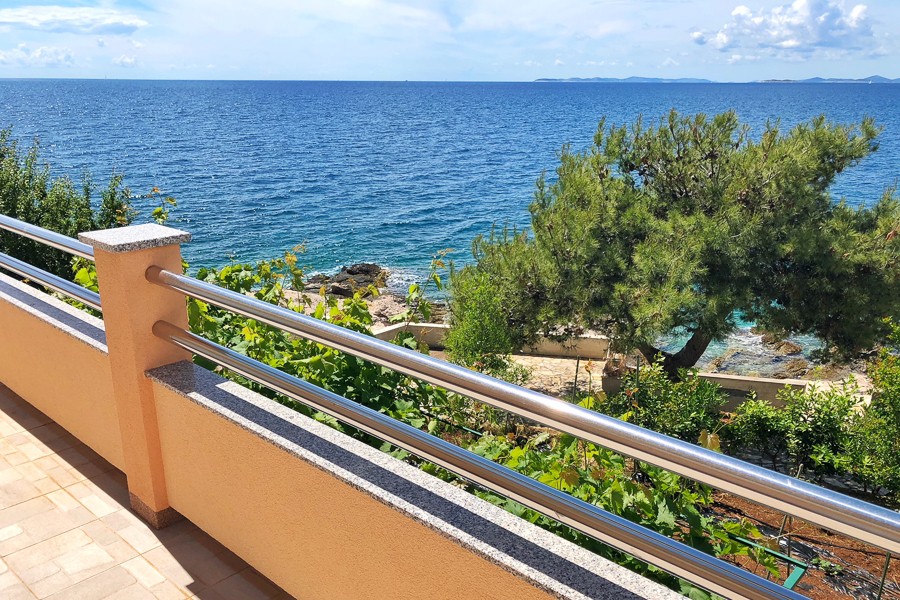 Balkon mit Blick auf Pinien und Meer