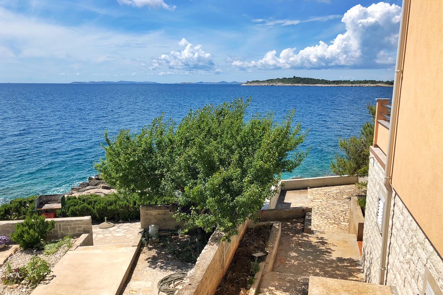 Garten mit Weg hinunter zum Wasser