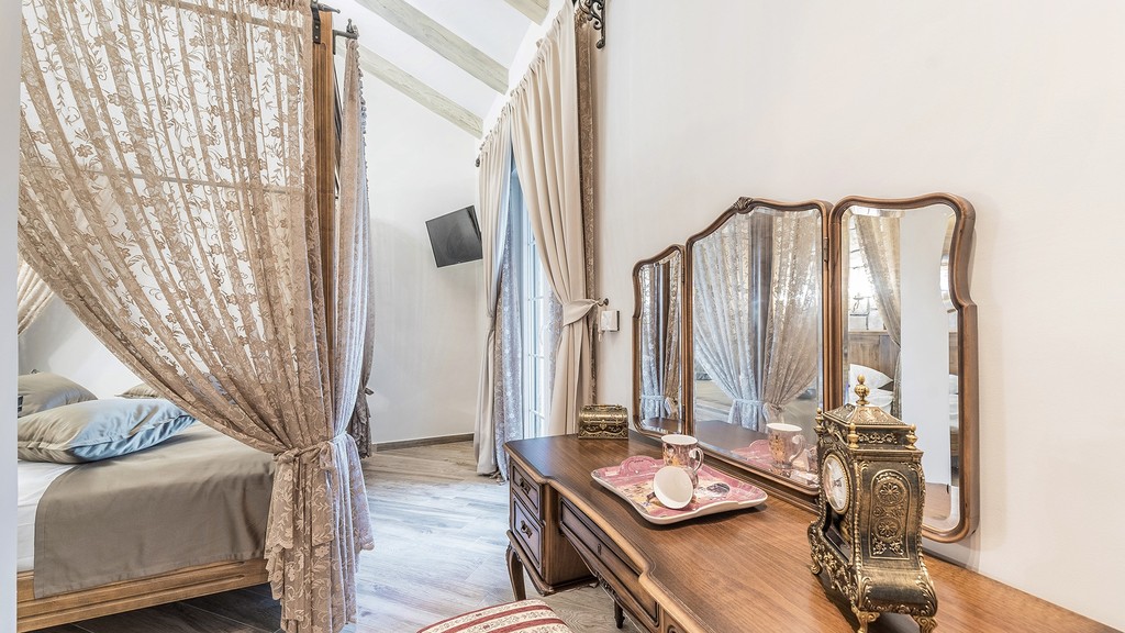 Schlafzimmer mit Frisiertisch