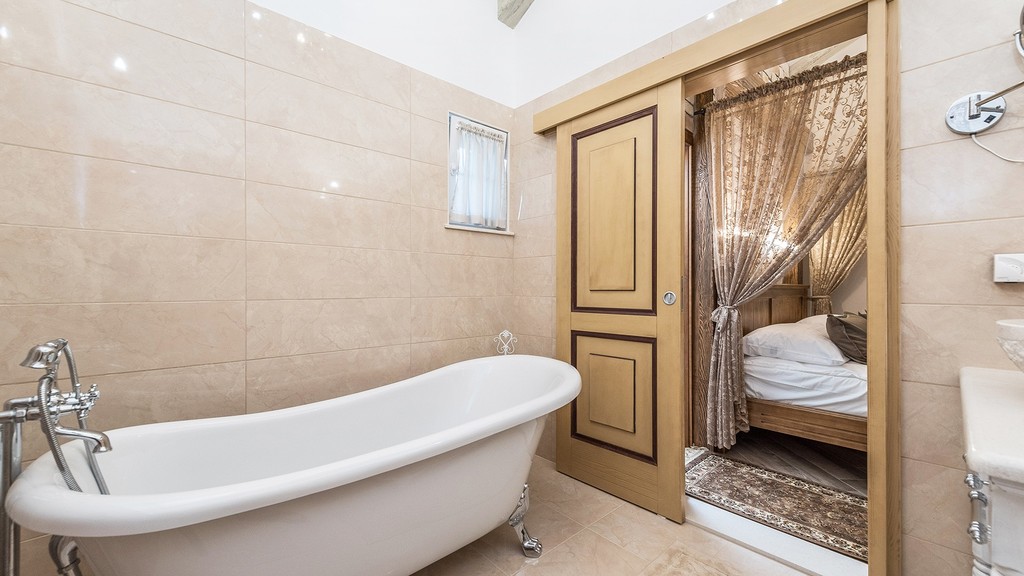 Badezimmer mit freistehender Badewanne