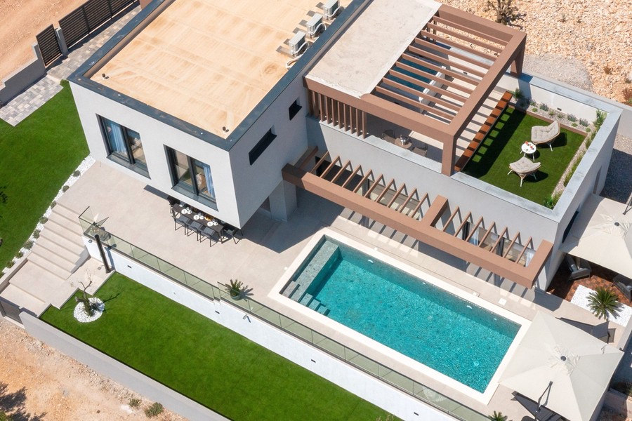 Luftbild der Villa mit Pool und Dachterrasse