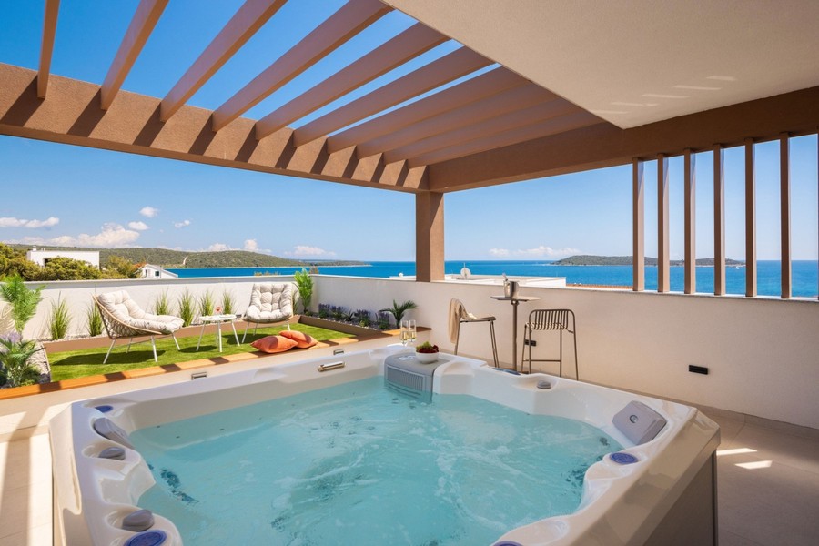 Whirlpool unter der Pergola mit Meerblick