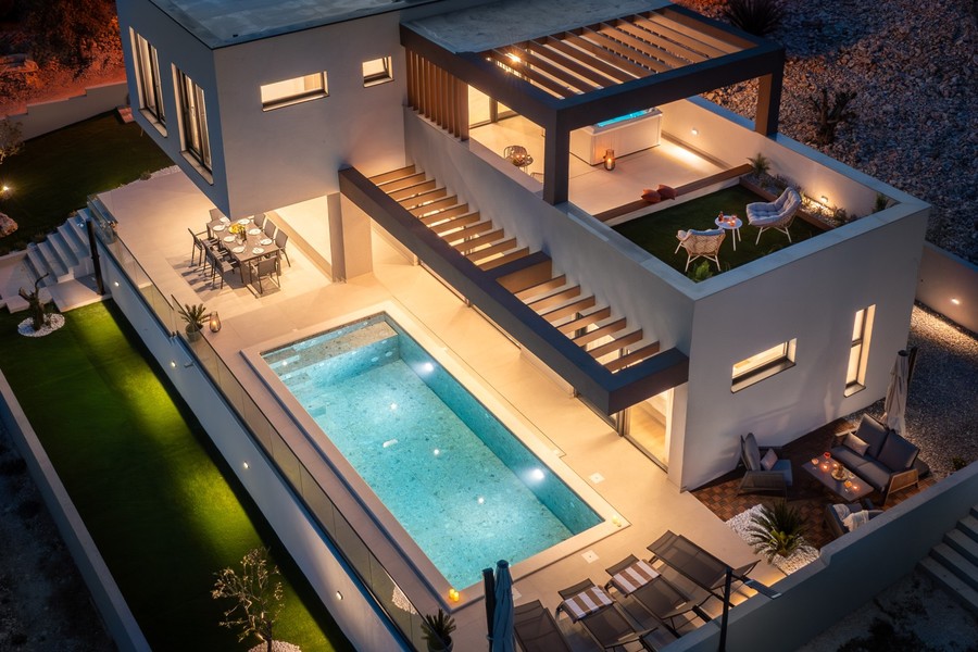 Villa und Pool am Abend von oben
