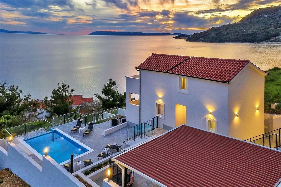 Villa mit Pool am Hang über dem Meer