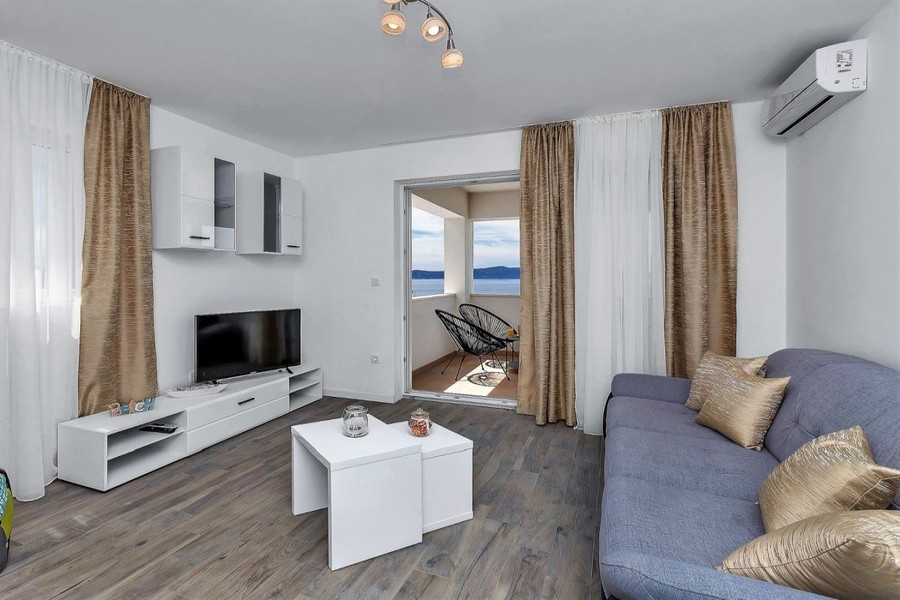 Wohnzimmer mit Sofa und Blick zur Terrasse