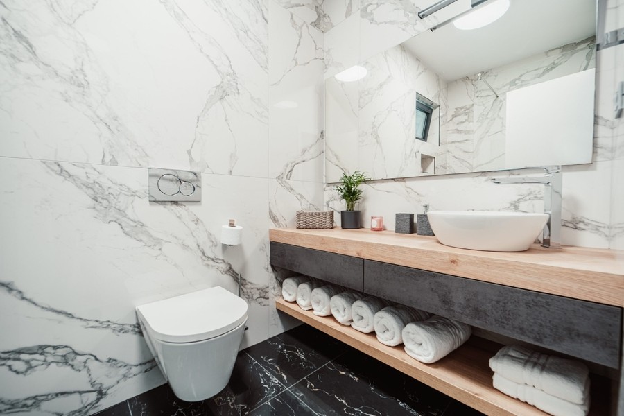 Badezimmer mit Waschtisch aus Holz