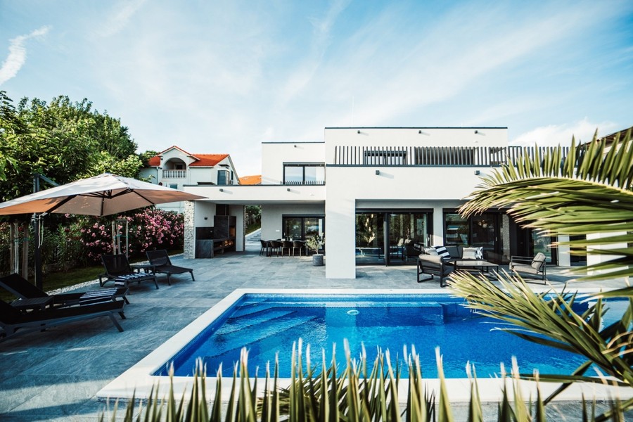 Villa mit Pool und Palmen