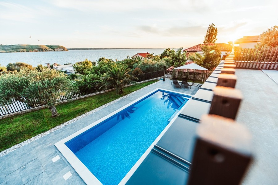 Villa mit Pool und Meerblick bei Razanac