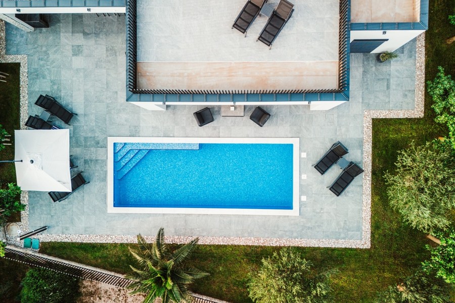 Pool und Terrasse von oben