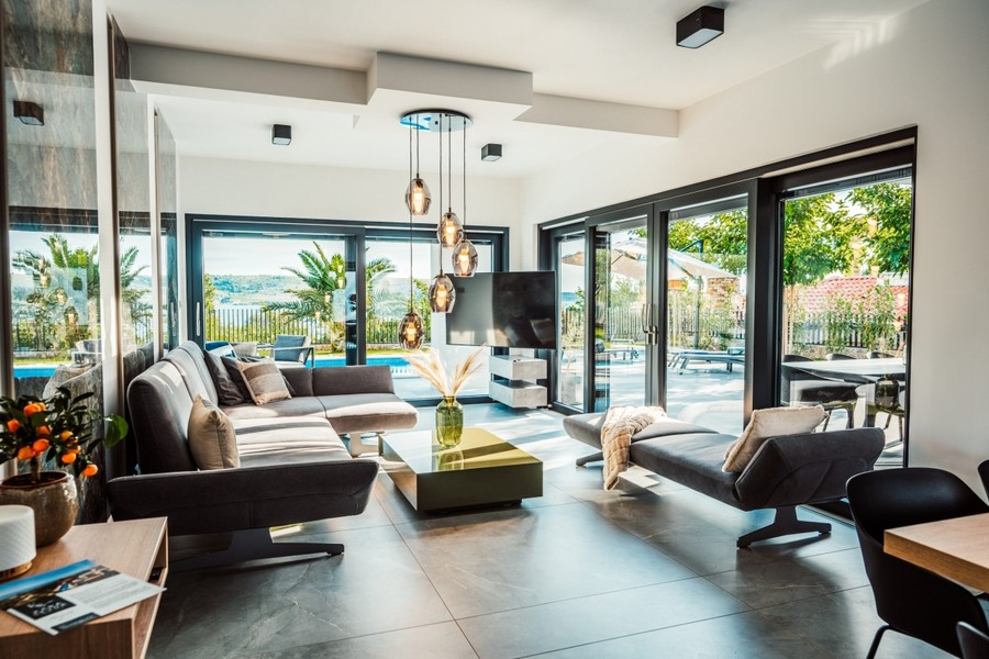 Wohnzimmer mit Sofa und Glasfront