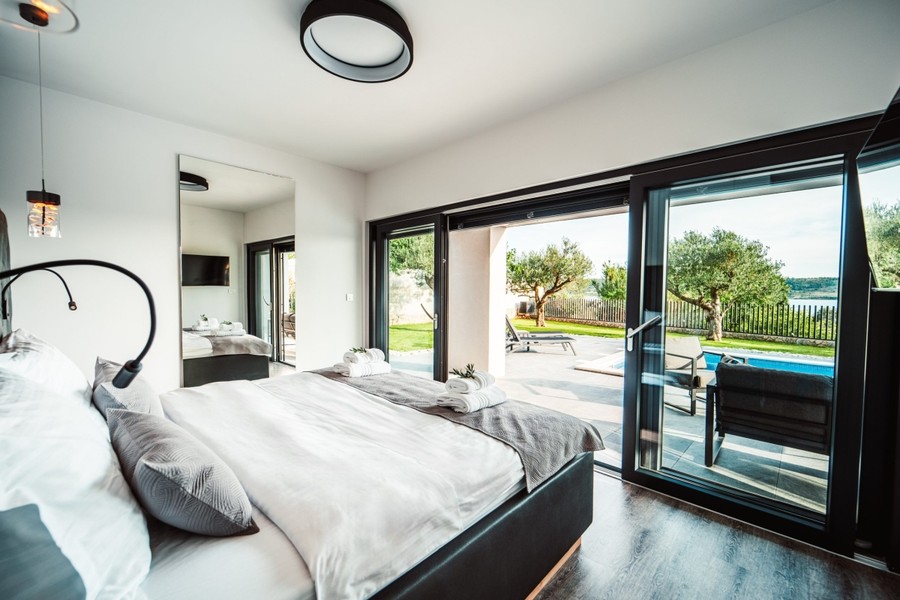 Schlafzimmer mit Blick in den Garten