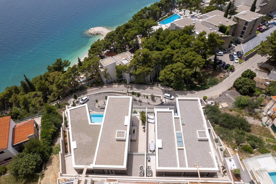 Luftbild der Villa über der Küste