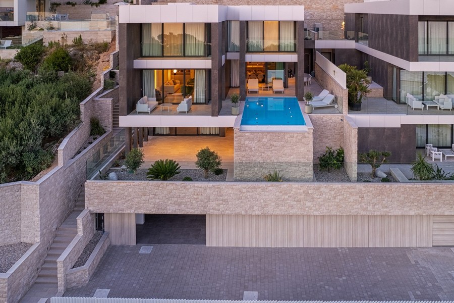 Villa mit Pool und Garage von vorne