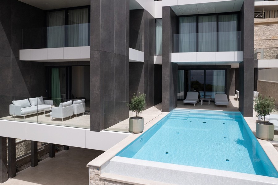Pool auf der Terrasse der Villa