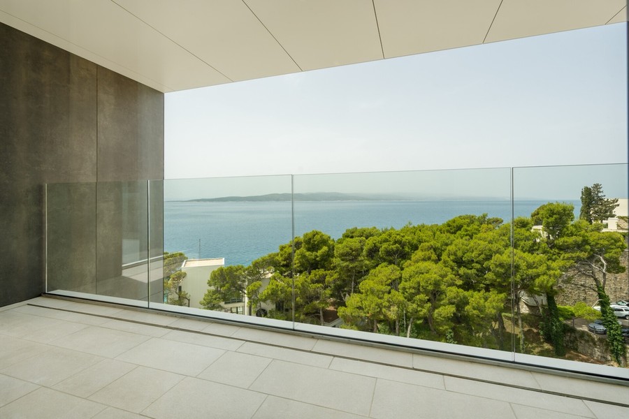Balkon mit Glasgeländer und Meerblick