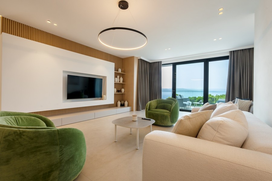 Wohnzimmer mit Sofa und Glasfront