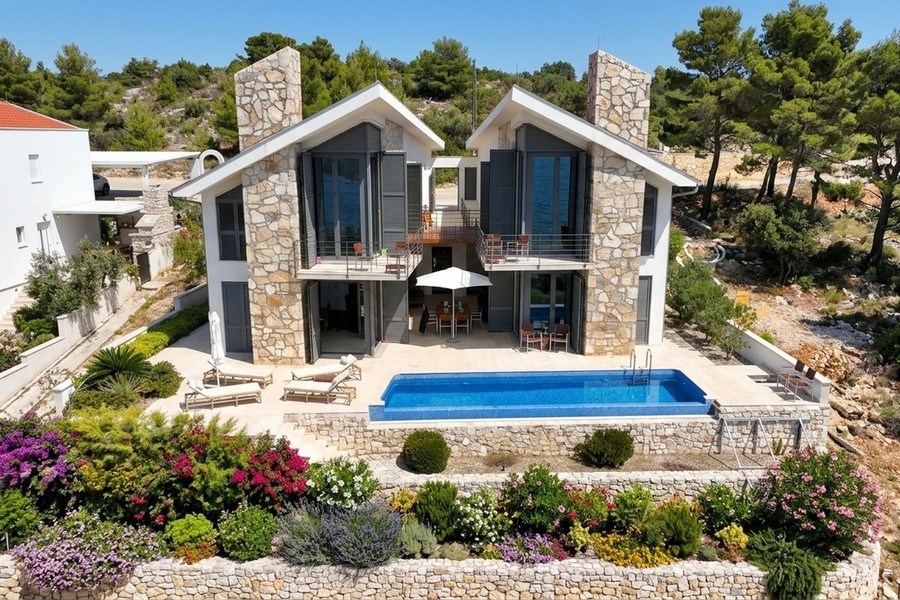 Steinvilla mit Pool und Garten