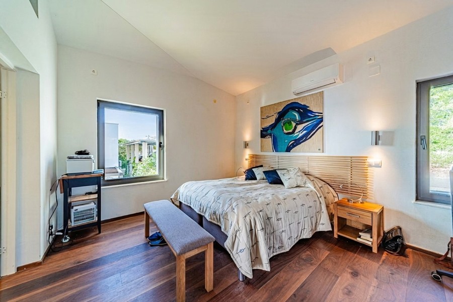 Schlafzimmer mit Fenster zum Garten