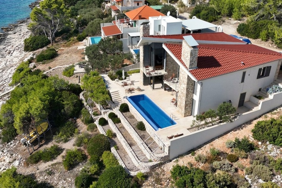 Villa mit Pool am Hang über dem Meer