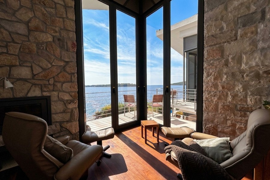 Wohnzimmer mit Kamin und Blick auf das Meer