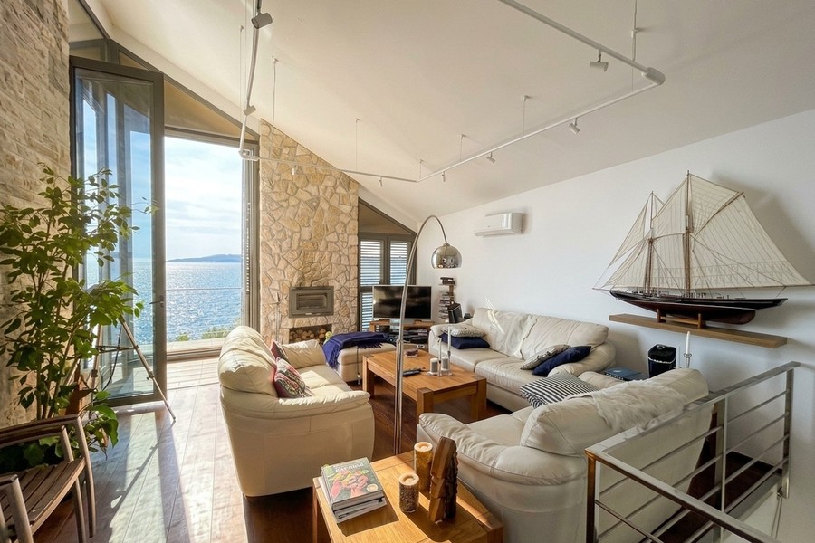 Wohnzimmer mit Segelschiffmodell und Meerblick