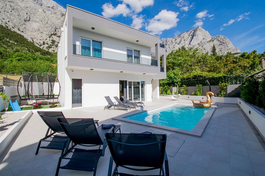 Neue Villa mit Pool bei Baska Voda