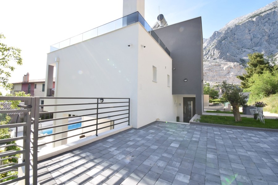Dachterrasse mit Blick auf das Gebirge