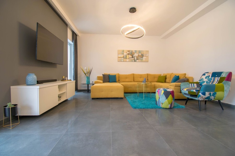 Wohnzimmer mit gelbem Ecksofa