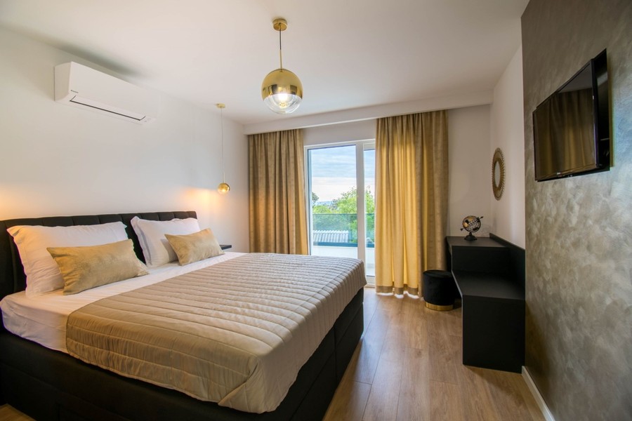 Schlafzimmer mit Doppelbett und Balkontür