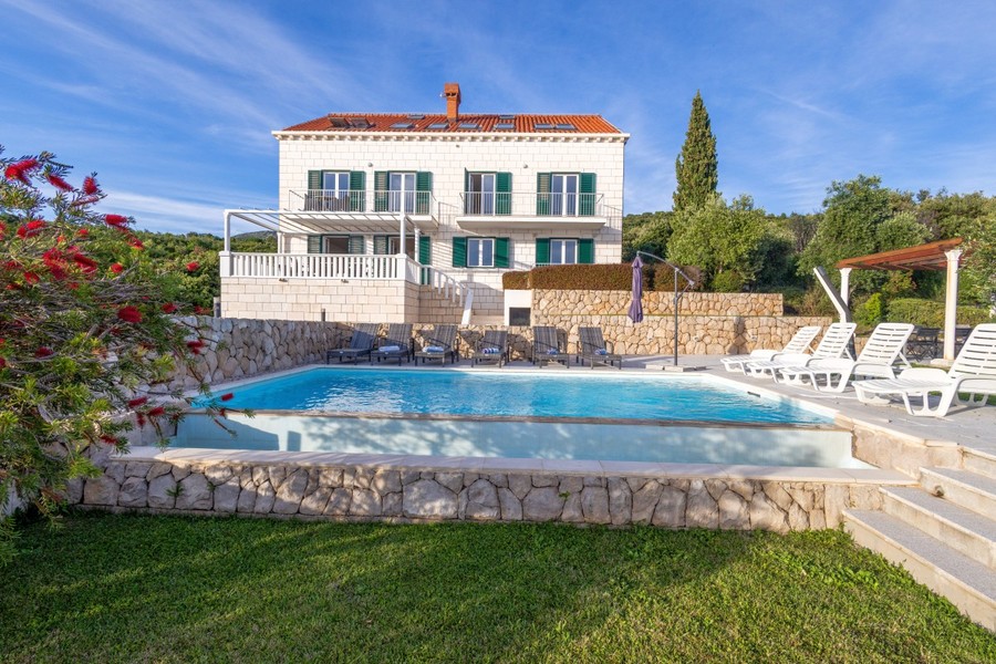Villa mit Infinity-Pool und Garten