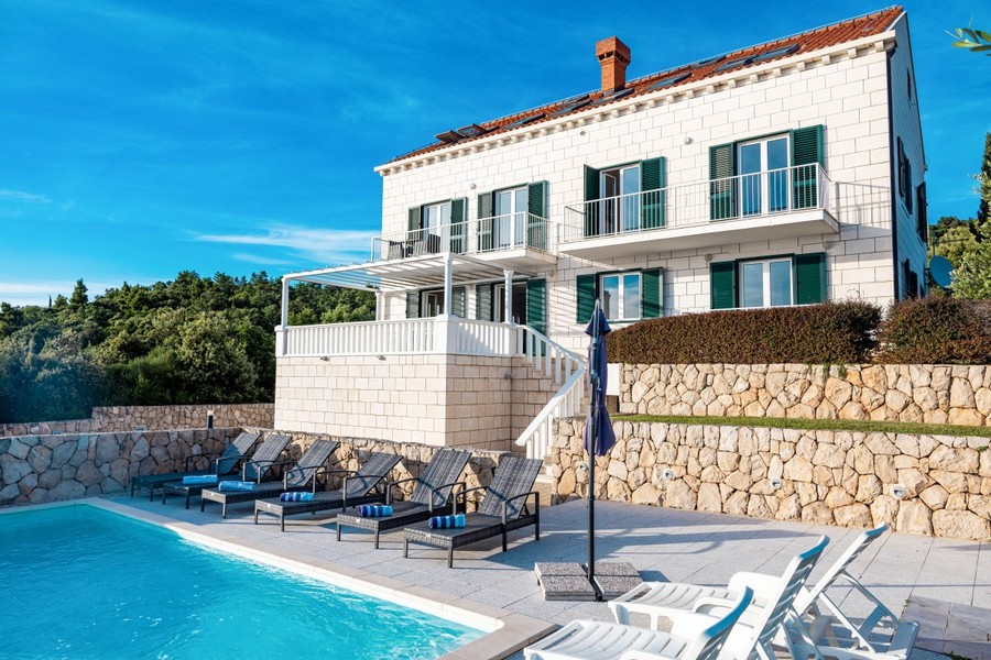 Steinvilla mit Pool und Liegen