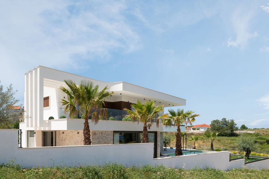 Villa mit Palmen und Pool