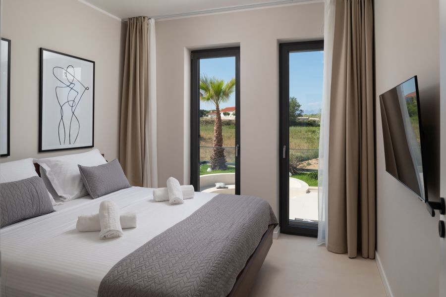 Schlafzimmer mit Tür zur Terrasse