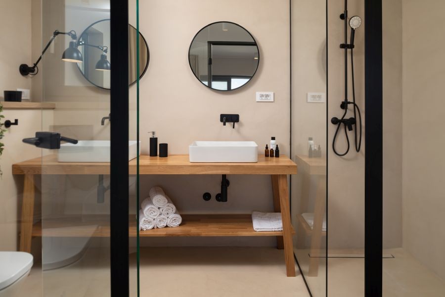 Badezimmer mit Holzwaschtisch