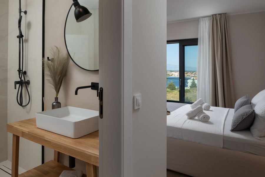 Badezimmer mit Blick ins Schlafzimmer