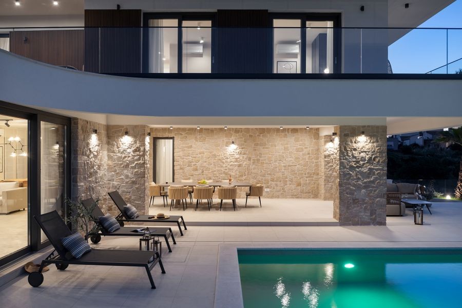 Beleuchteter Pool am Abend