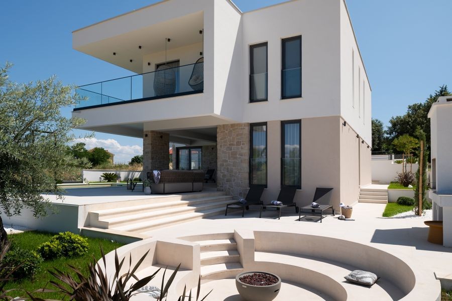 Moderne Villa mit Pool und Sitzecke im Garten