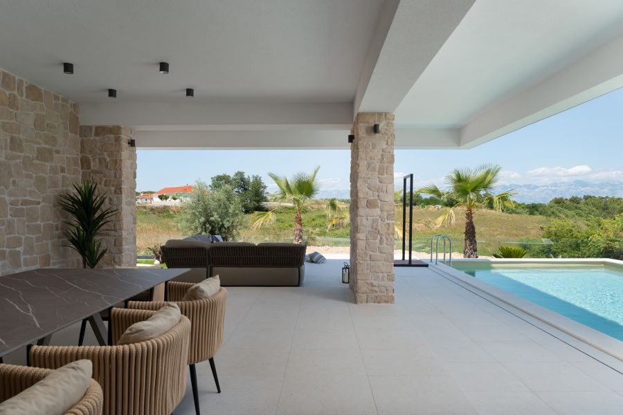 Überdachte Lounge am Pool