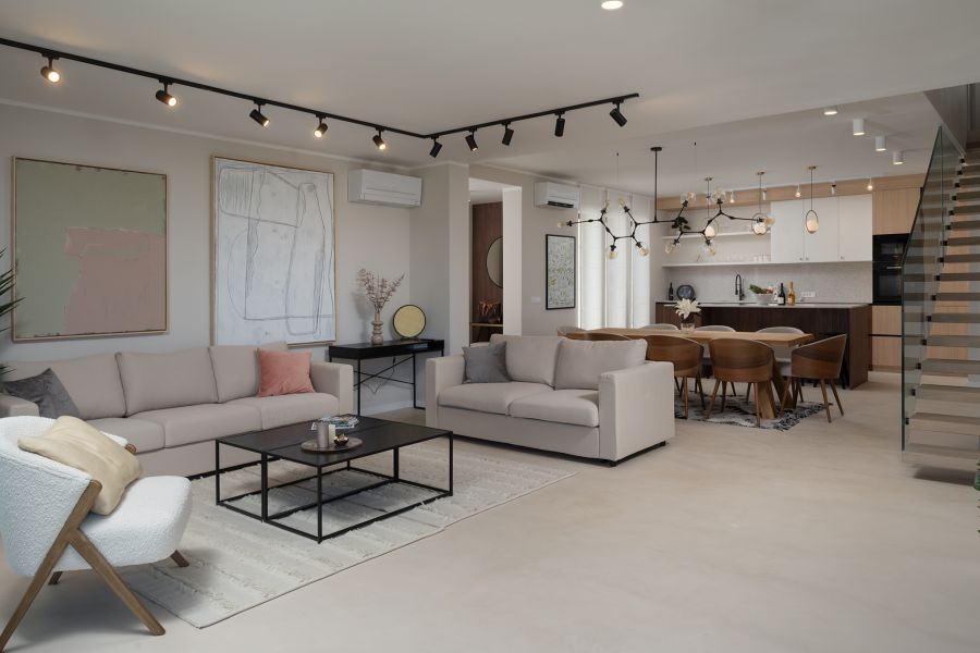 Wohnzimmer mit Sofas und offener Küche